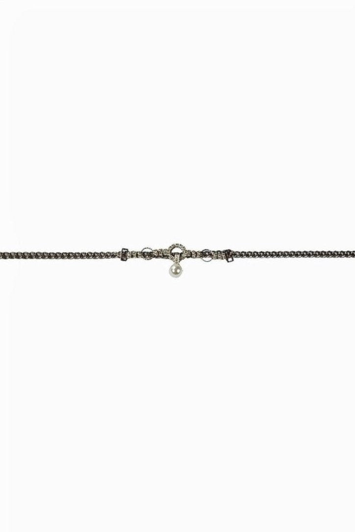 Zeitlose Eleganz: Die faszinierende Halskette mit einem Perlenstecker